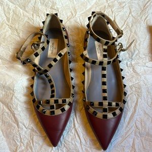 VALENTINO GARAVANI
Calfskin Nappa Rockstud Cage Ballerina Flats Scarlet Poudre